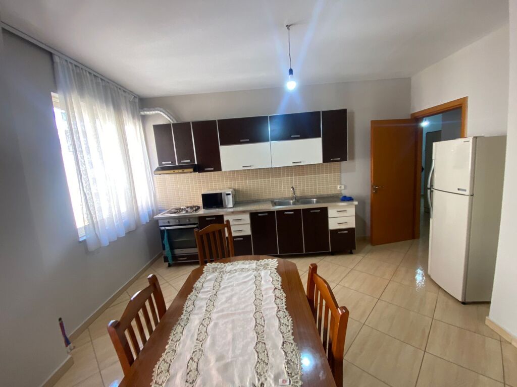 Apartament 1+1, Astir!