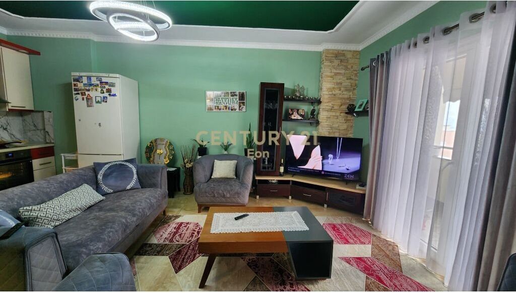 Appartamento 3+1+2 balconi in vendita a Plazh, Durrës.  Organizzato in un soggiorno insieme alla cucina, 3 camere da letto, 1 bagno e 2 balconi.  • Superficie netta: 106,6 m2.  • Superficie lorda: 118,5 m².  • Situato in un edificio nuovo dotato di ascensore.  • Documentazione ipotecaria regolare.  • Venduto arredato.  • La zona in cui si trova offre tutte le strutture necessarie.   • Per maggiori informazioni, vi preghiamo di contattarci!