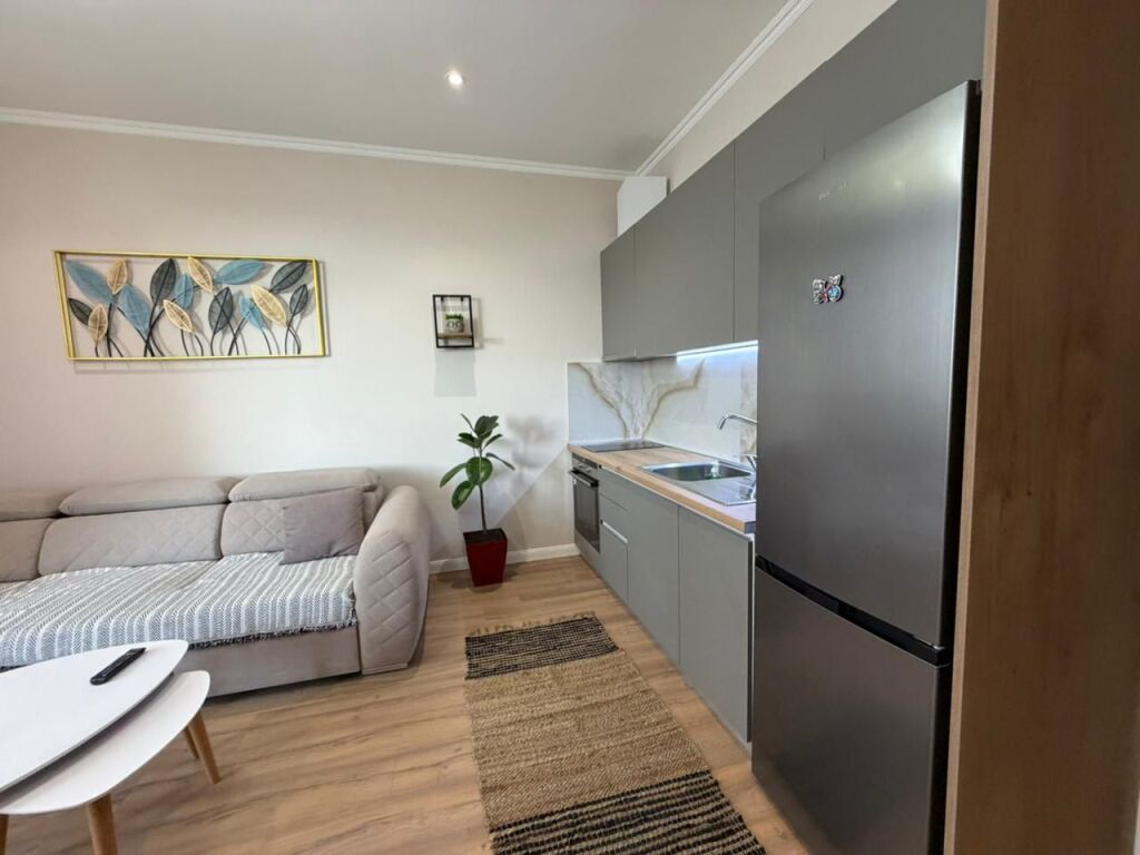 🏡Jepet me qera apartament 1+1  📍 Vendndodhja: Pallati Tibo, përballë Delijorgjit💰 Qeraja: 65,000 lek/muaj