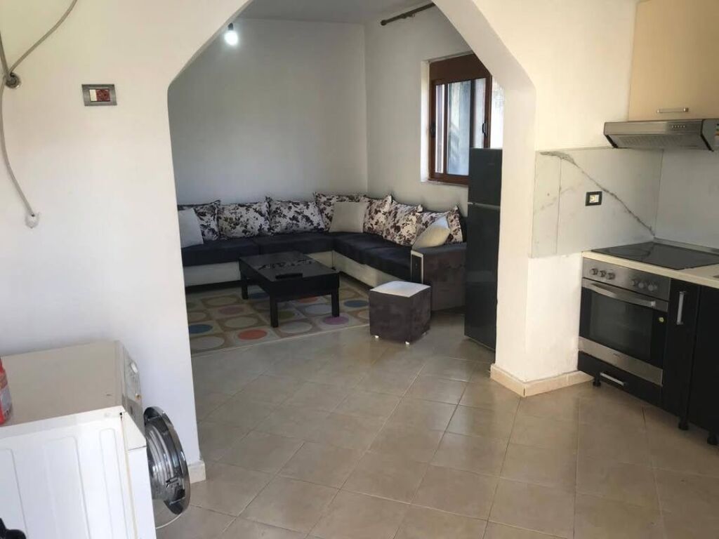 🏡 Jepet me qera kati i parë i një shtëpie private  📍 Rruga Pasho Hysa, përballë Kompleksit Mangalem  