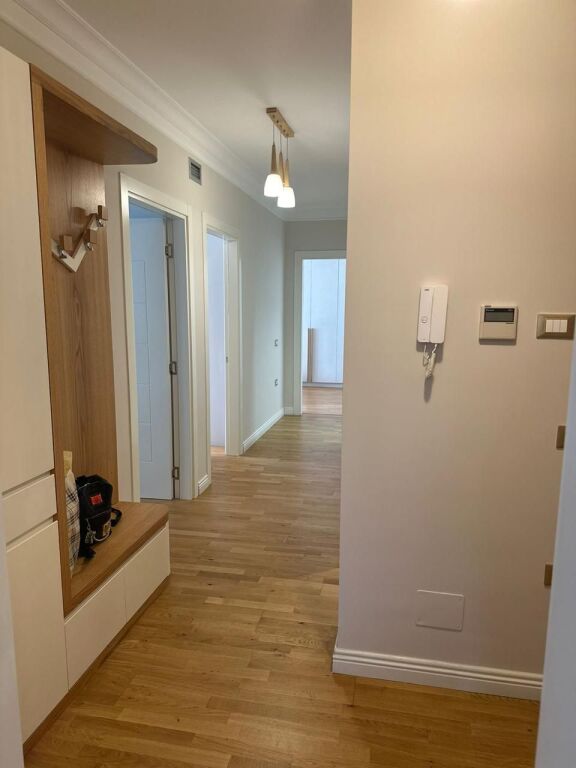 Apartament 3+1 me qira komuna e parisit  • 3 dhoma gjumi  • 2 tualete, 1 lavanderi  • Sallon + kuzhinë  • Ballkon  • 2 poste parkimi (-1)  Me sistem chiller, rekuperim ajri dhe grila të motorizuara. I mobiluar si në foto.  💰 150,000 lekë neto / muaj