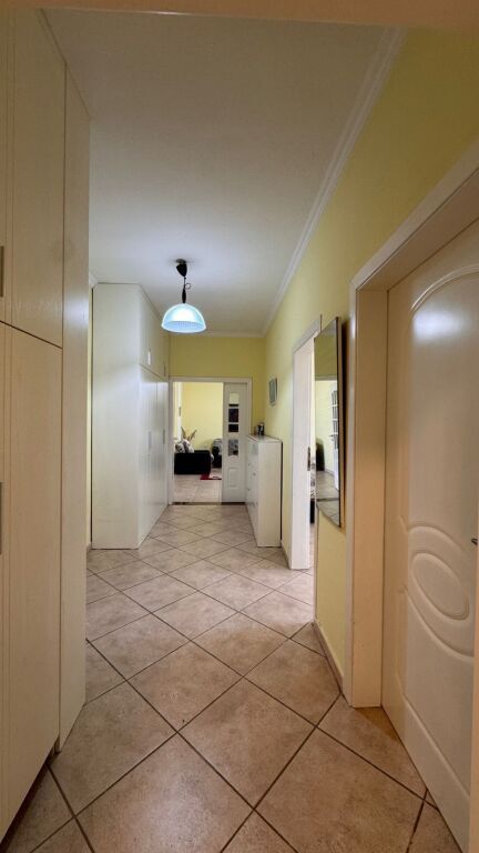 Shitet apartament 2+1 🏡  📍 Vendndodhja: Pazari i Ri 🏢 Kati: 8 (i fundit) me ashensor 🏗️ Viti i ndërtimit: 2000  📐 Sipërfaqe: 106 m² 🛁 2 tualete 🌅 1 ballkon  💰 Çmimi: 250,000 €  Për më shumë informacion, kontaktoni.