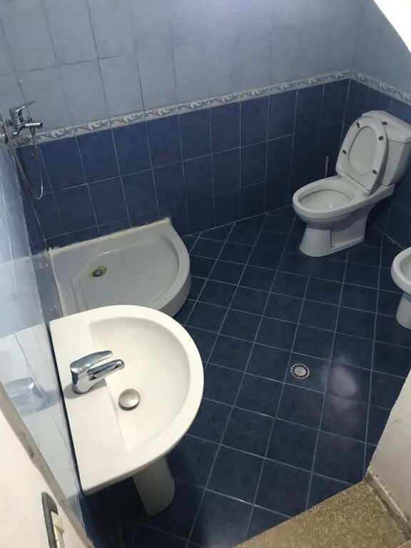 🏡 Jepet me qera kati i parë i një shtëpie private  📍 Rruga Pasho Hysa, përballë Kompleksit Mangalem  