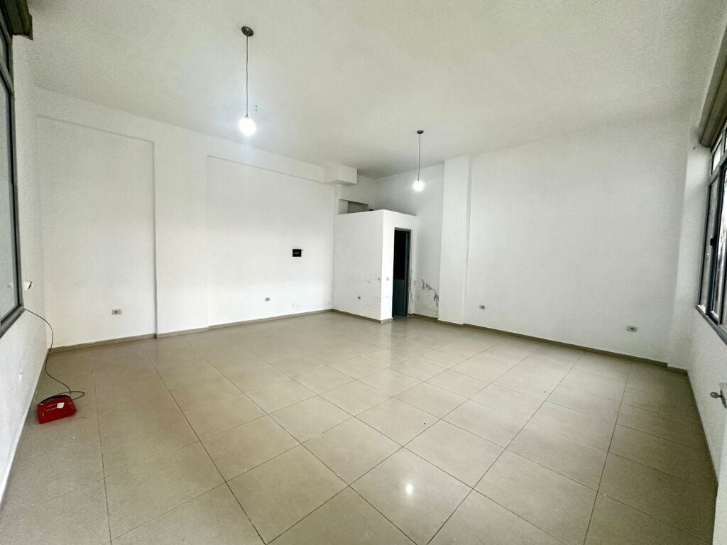 Mercato Cam - Vendesi al piano terra fronte strada con affitto attivo vicino alla Banca d'Albania 202.000 euro