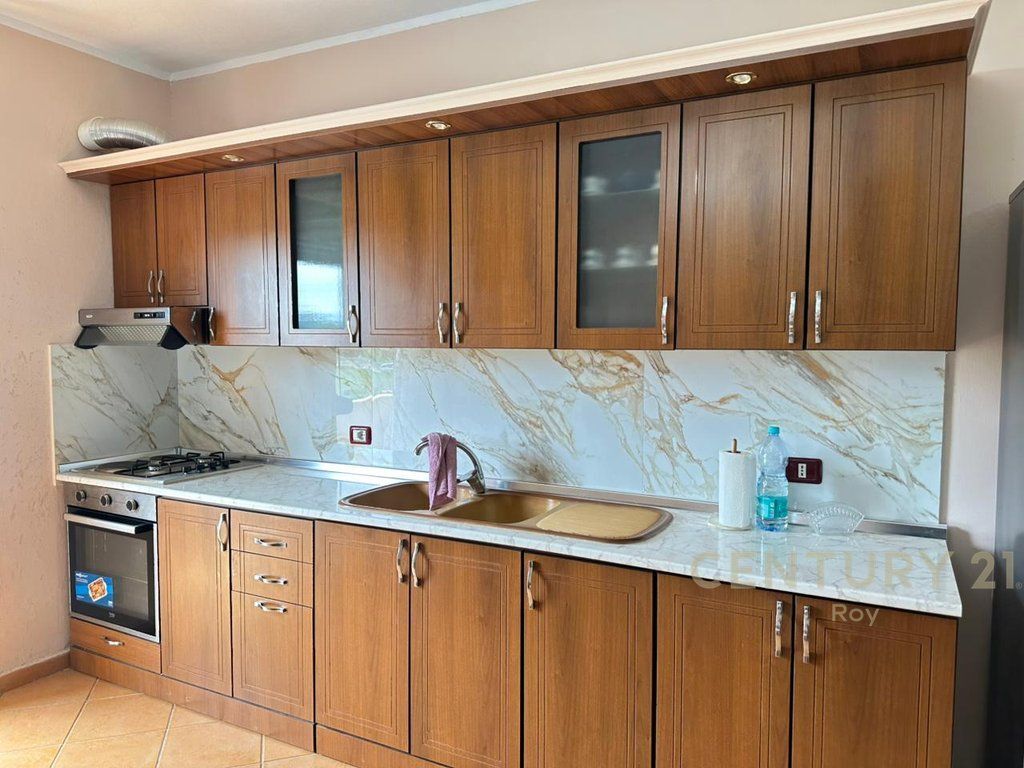 Apartament 1+1 për shitje në Golem, Durrës  Shitet apartament komod i pozicionuar në katin e trete të një godine 6-katëshe, në një zonë shumë të kërkuar të Golemit, përballë Hotel Flower. Ideale për banim familjar ose investim.  Detajet e pronës:  Sipërfaqe neto: 65 m² Sipërfaqe bruto: 70 m² Sallon i bollshëm ndenjeje 1 dhoma gjumi 1 tualete Kati i trete  Avantazhet e zonës:  Vendndodhje shumë e favorshme  Afër me detin  Apartamenti ofron komoditet dhe akses të menjëhershëm në çdo shërbim të nevojshëm për një jetesë të rehatshme apo për pushime.  Për më shumë informacion ose për një vizitë në pronë, na kontaktoni!