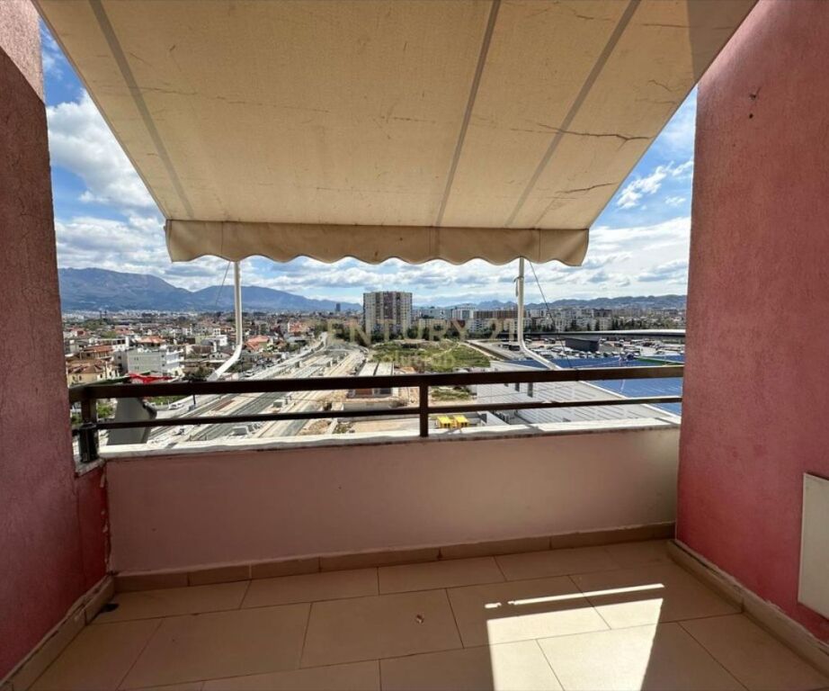 L'appartamento è organizzato in modo funzionale, con un corridoio distributore, soggiorno, due camere da letto, un bagno e un balcone con vista libera.  Si trova al 7° piano residenziale, in un edificio ben gestito, in una zona con prospettive e sviluppo sostenibile.  Ha un'ottima esposizione, che garantisce luce naturale per tutto il giorno.  L'appartamento è in vendita in lek con un prezzo di 125000 lek /M2.  Per maggiori informazioni o per una visita alla proprietà, siete pregati di contattare.