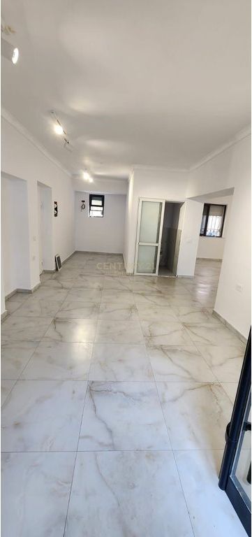 Xhamllik – Jepet me qira ambient komercial, kati 0, 80 m²