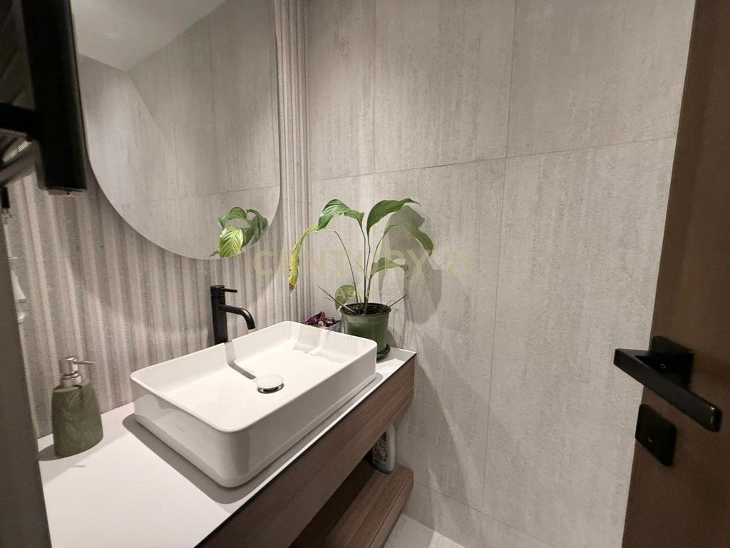 Jepet me qira apartament 1+1 në rrugën “Mihal Grameno”.