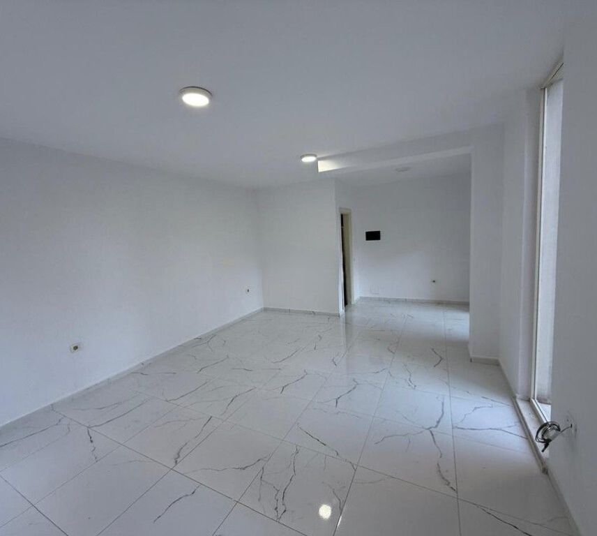 Business Premises for Rent – Near the Main Road Axis, Fresk