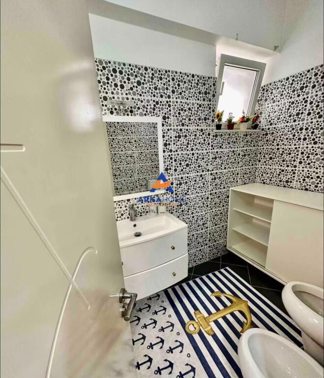 JEPET DUPLEX ME QERA "TE LIQENI I THATE" 1200 EURO (ME POST PARKIMI)