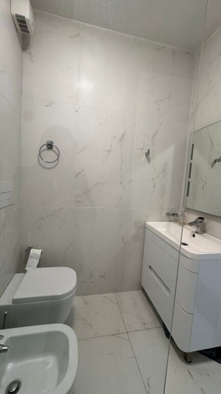 Shitet apartament 2+1 🏡  📍 Vendndodhja: Pazari i Ri 🏢 Kati: 8 (i fundit) me ashensor 🏗️ Viti i ndërtimit: 2000  📐 Sipërfaqe: 106 m² 🛁 2 tualete 🌅 1 ballkon  💰 Çmimi: 250,000 €  Për më shumë informacion, kontaktoni.