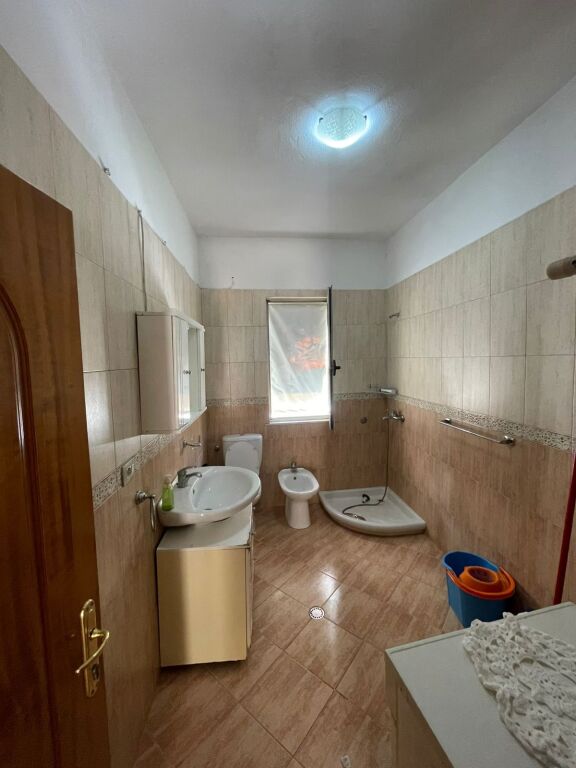 🏠Allias, dietro la scuola di 9 anni “Bajram Curri” si affitta il secondo piano di una villa, 2+1, arredato 60.000 Leke