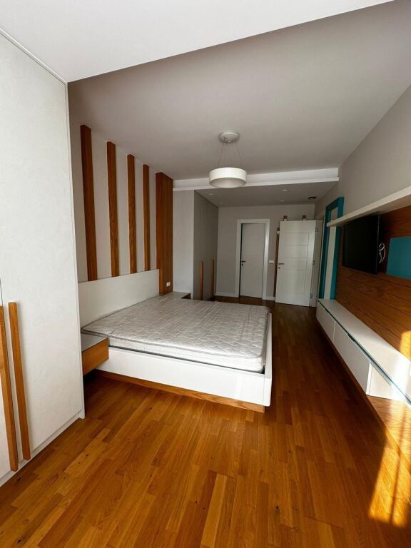 Apartament 3+1 me qira komuna e parisit  • 3 dhoma gjumi  • 2 tualete, 1 lavanderi  • Sallon + kuzhinë  • Ballkon  • 2 poste parkimi (-1)  Me sistem chiller, rekuperim ajri dhe grila të motorizuara. I mobiluar si në foto.  💰 150,000 lekë neto / muaj