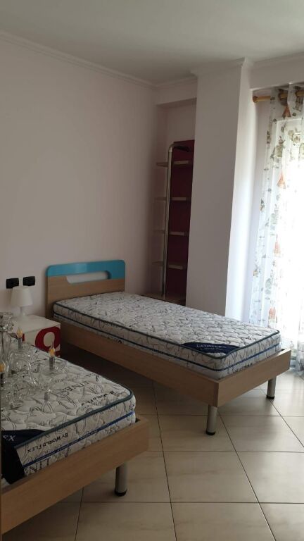 🏢Via Jordan Misja, Complesso Gener 2, affittasi appartamento 2+1+2 arredato. 700 Euro    