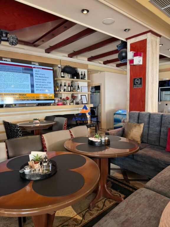 AFFITTASI HOTEL+BAR+VERANDA 600M2 "PIAZZA WILLSON" 12500 EURO
