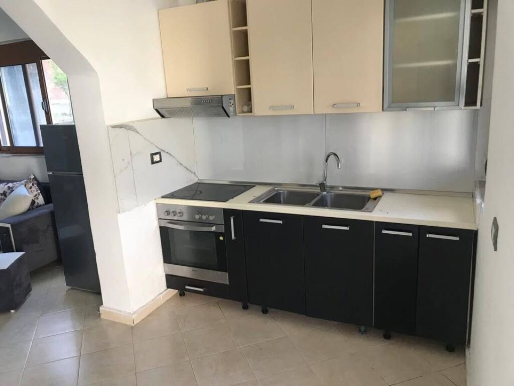 🏡 Jepet me qera kati i parë i një shtëpie private  📍 Rruga Pasho Hysa, përballë Kompleksit Mangalem  