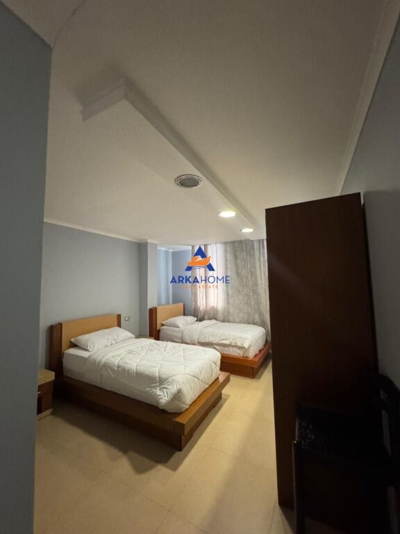 AFFITTASI HOTEL+BAR+VERANDA 600M2 "PIAZZA WILLSON" 12500 EURO