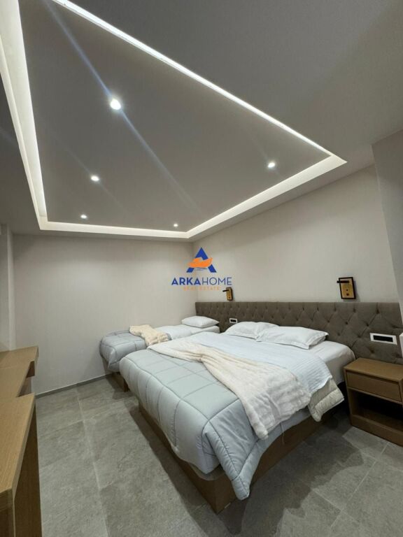 AFFITTASI HOTEL+BAR+VERANDA 600M2 "PIAZZA WILLSON" 12500 EURO