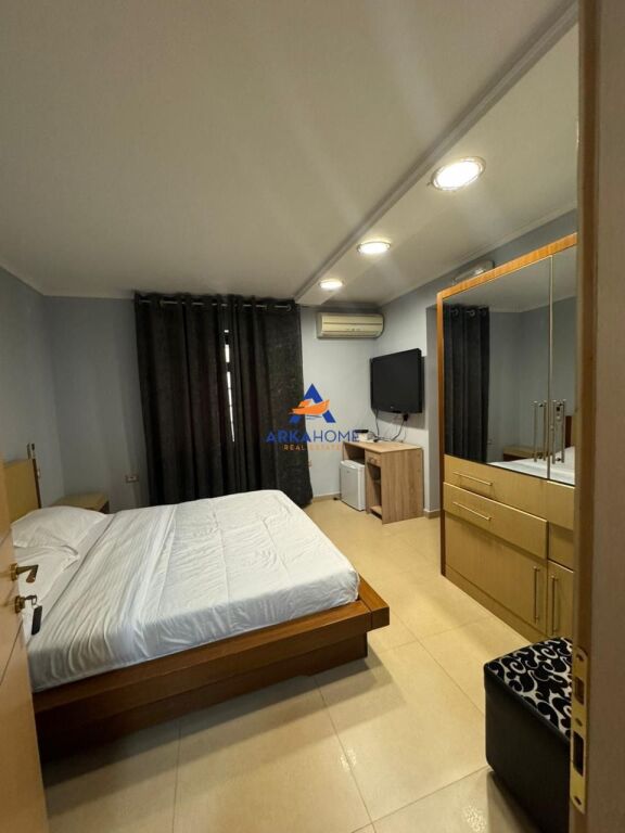 AFFITTASI HOTEL+BAR+VERANDA 600M2 "PIAZZA WILLSON" 12500 EURO