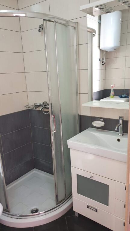 🏢Via Jordan Misja, Complesso Gener 2, affittasi appartamento 2+1+2 arredato. 700 Euro    