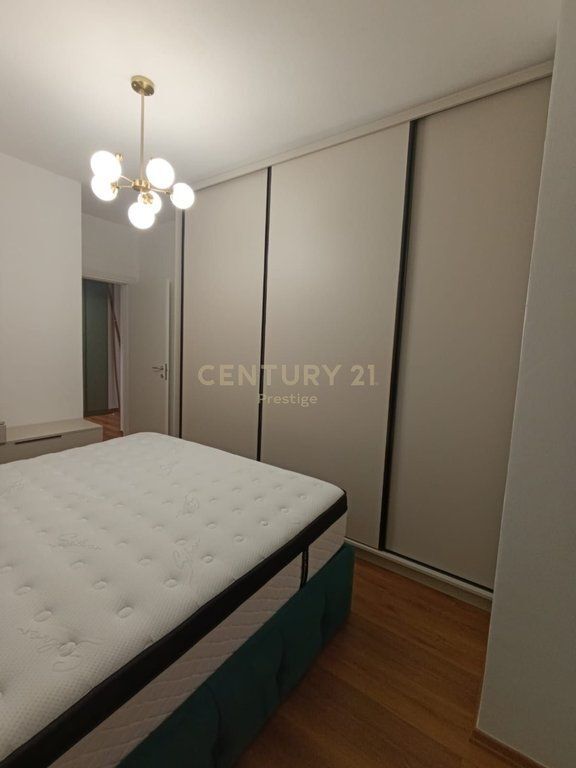 APARTAMENT 1+1 ME QIRA, PRANE AMBASADES AMERIKANE, TIRANE