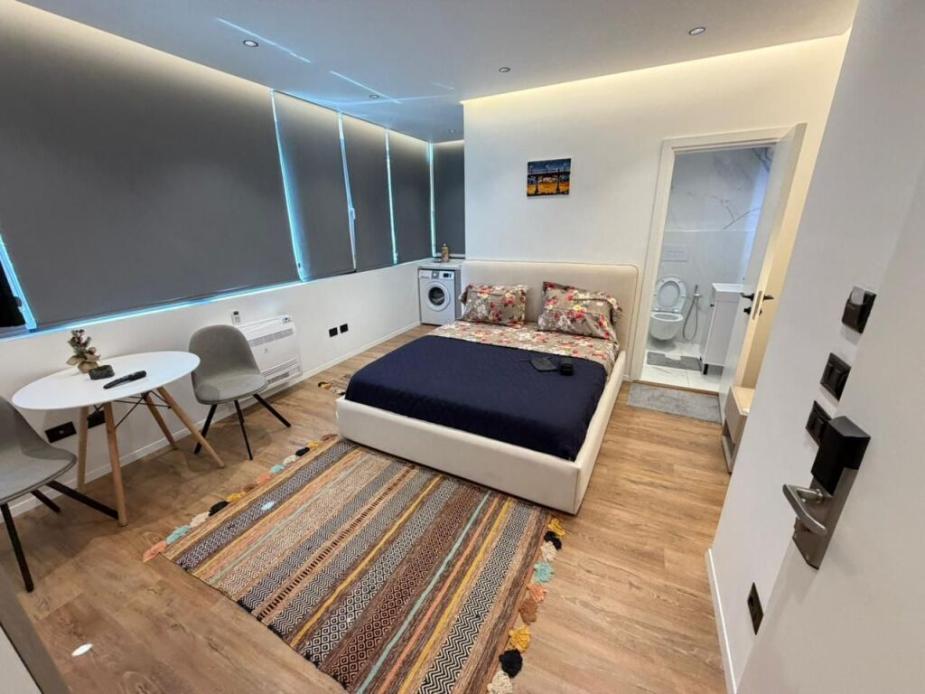 Shiten 2 studio te Selvia, Rruga Siri Kodra  📍 Selvia, Rruga Siri Kodra 🏢 Kati 2 🏗️ Pallat i ri  📐 Sipërfaqe neto 80 m² 📐 Sipërfaqe totale 90 m² 🏠 E ndarë në 2 studio / 2 garsoniere  💶 Çmimi: 3000€/m² (mbi sipërfaqen neto) 💰 Totali: 240,000€  ✨ Të investuara totalisht 📄 Me hipotekë – mundësi blerjeje me kredi 💸 Aktualisht të dhëna për qira ditore (80€/nata)  📈 Mundësi shumë e mirë investimi, me 2 njësi të veçanta që gjenerojnë të ardhura