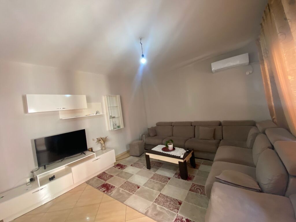 Apartament 1+1, Astir!