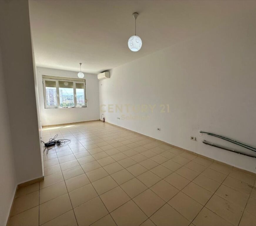 L'appartamento è organizzato in modo funzionale, con un corridoio distributore, soggiorno, due camere da letto, un bagno e un balcone con vista libera.  Si trova al 7° piano residenziale, in un edificio ben gestito, in una zona con prospettive e sviluppo sostenibile.  Ha un'ottima esposizione, che garantisce luce naturale per tutto il giorno.  L'appartamento è in vendita in lek con un prezzo di 125000 lek /M2.  Per maggiori informazioni o per una visita alla proprietà, siete pregati di contattare.