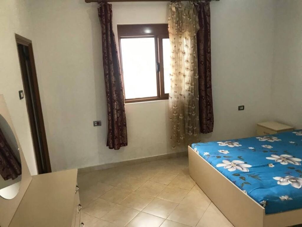🏡 Jepet me qera kati i parë i një shtëpie private  📍 Rruga Pasho Hysa, përballë Kompleksit Mangalem  