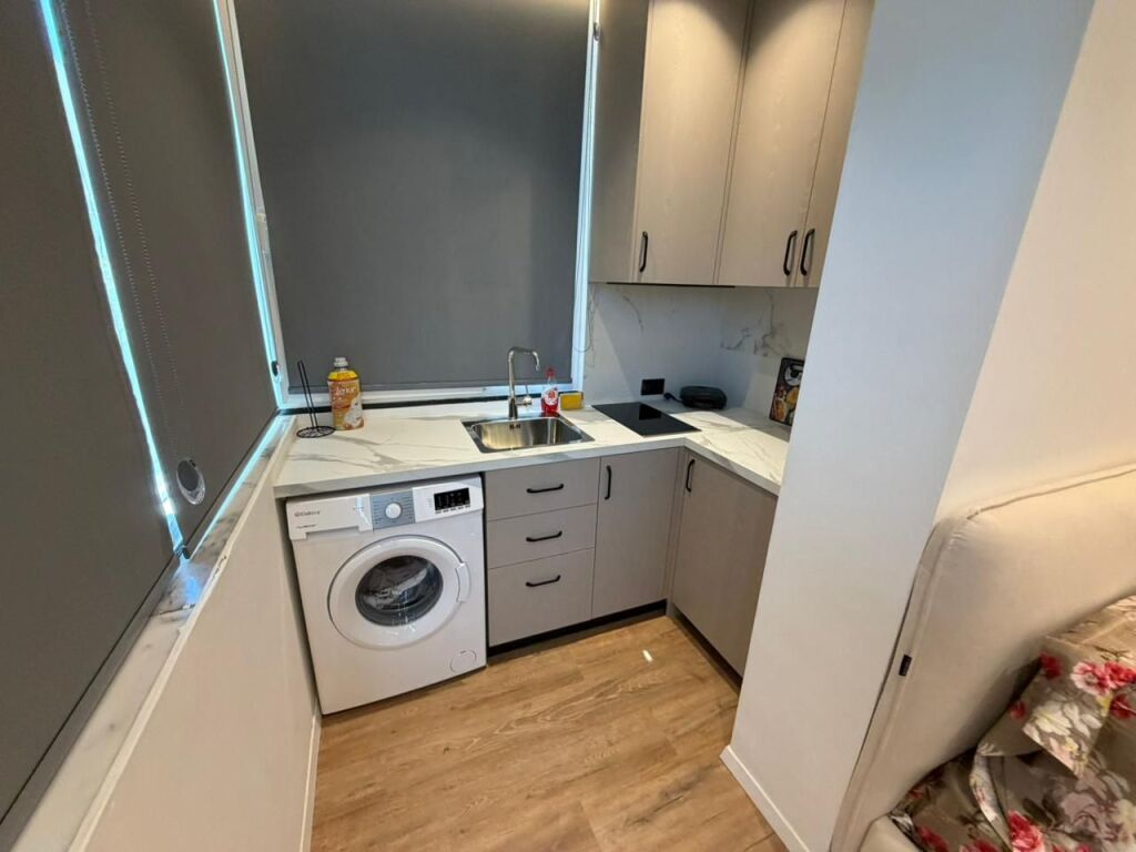 Shiten 2 studio te Selvia, Rruga Siri Kodra  📍 Selvia, Rruga Siri Kodra 🏢 Kati 2 🏗️ Pallat i ri  📐 Sipërfaqe neto 80 m² 📐 Sipërfaqe totale 90 m² 🏠 E ndarë në 2 studio / 2 garsoniere  💶 Çmimi: 3000€/m² (mbi sipërfaqen neto) 💰 Totali: 240,000€  ✨ Të investuara totalisht 📄 Me hipotekë – mundësi blerjeje me kredi 💸 Aktualisht të dhëna për qira ditore (80€/nata)  📈 Mundësi shumë e mirë investimi, me 2 njësi të veçanta që gjenerojnë të ardhura