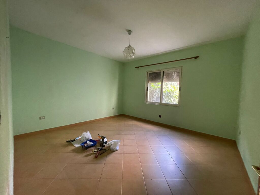 🏠Allias, dietro la scuola di 9 anni “Bajram Curri” si affitta il secondo piano di una villa, 2+1, arredato 60.000 Leke