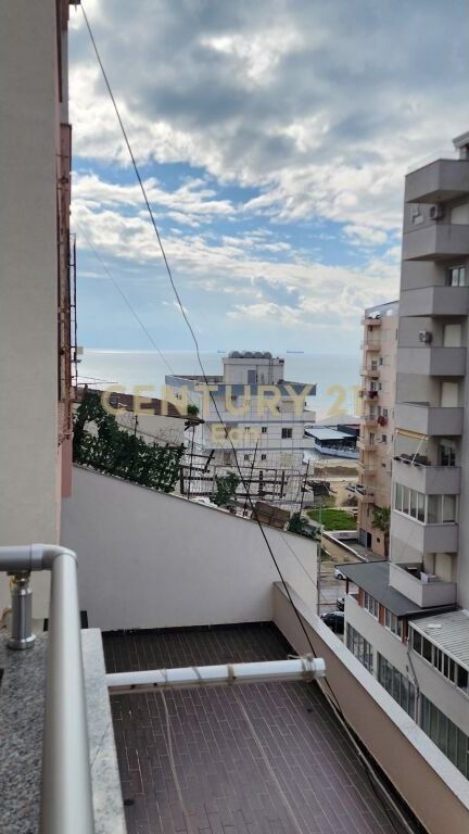 Appartamento 3+1+2 balconi in vendita a Plazh, Durrës.  Organizzato in un soggiorno insieme alla cucina, 3 camere da letto, 1 bagno e 2 balconi.  • Superficie netta: 106,6 m2.  • Superficie lorda: 118,5 m².  • Situato in un edificio nuovo dotato di ascensore.  • Documentazione ipotecaria regolare.  • Venduto arredato.  • La zona in cui si trova offre tutte le strutture necessarie.   • Per maggiori informazioni, vi preghiamo di contattarci!