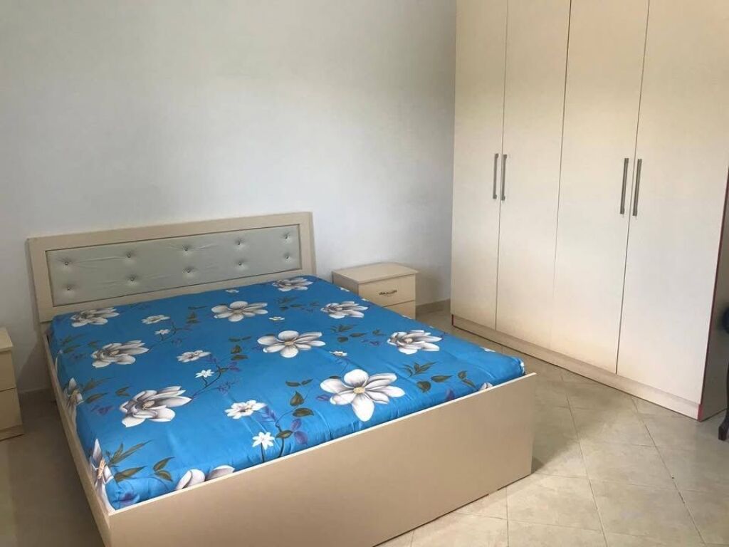 🏡 Jepet me qera kati i parë i një shtëpie private  📍 Rruga Pasho Hysa, përballë Kompleksit Mangalem  