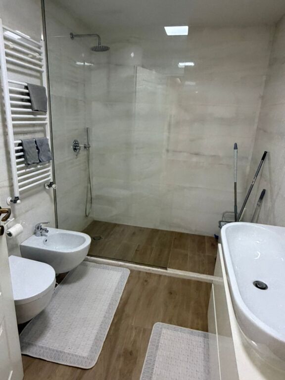 Jepet me qira apartament 2+1 i mobiluar 📍 Tek Liqeni, kompleksi nobis 🏢 Kati i 5-të 🚗 Përfshihet parkimi 💶 Çmimi: 1500 Euro/muaj