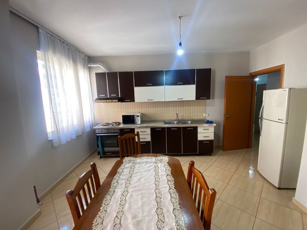 Apartament 1+1, Astir!