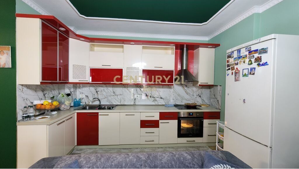 Appartamento 3+1+2 balconi in vendita a Plazh, Durrës.  Organizzato in un soggiorno insieme alla cucina, 3 camere da letto, 1 bagno e 2 balconi.  • Superficie netta: 106,6 m2.  • Superficie lorda: 118,5 m².  • Situato in un edificio nuovo dotato di ascensore.  • Documentazione ipotecaria regolare.  • Venduto arredato.  • La zona in cui si trova offre tutte le strutture necessarie.   • Per maggiori informazioni, vi preghiamo di contattarci!