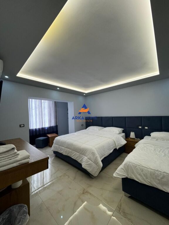 AFFITTASI HOTEL+BAR+VERANDA 600M2 "PIAZZA WILLSON" 12500 EURO