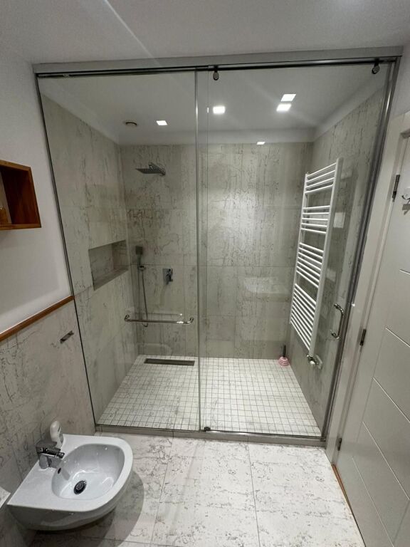 Apartament 3+1 me qira komuna e parisit  • 3 dhoma gjumi  • 2 tualete, 1 lavanderi  • Sallon + kuzhinë  • Ballkon  • 2 poste parkimi (-1)  Me sistem chiller, rekuperim ajri dhe grila të motorizuara. I mobiluar si në foto.  💰 150,000 lekë neto / muaj