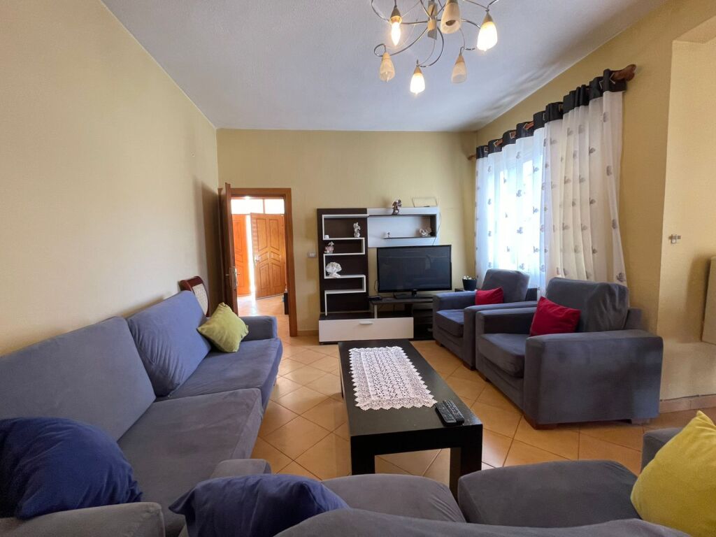 🏠Allias, dietro la scuola di 9 anni “Bajram Curri” si affitta il secondo piano di una villa, 2+1, arredato 60.000 Leke