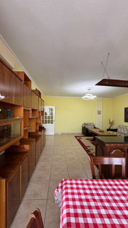 Shitet apartament 2+1 🏡  📍 Vendndodhja: Pazari i Ri 🏢 Kati: 8 (i fundit) me ashensor 🏗️ Viti i ndërtimit: 2000  📐 Sipërfaqe: 106 m² 🛁 2 tualete 🌅 1 ballkon  💰 Çmimi: 250,000 €  Për më shumë informacion, kontaktoni.