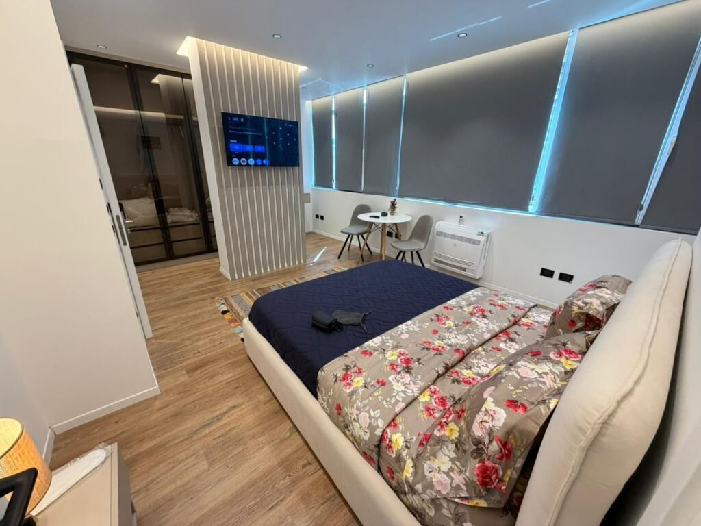 Shiten 2 studio te Selvia, Rruga Siri Kodra  📍 Selvia, Rruga Siri Kodra 🏢 Kati 2 🏗️ Pallat i ri  📐 Sipërfaqe neto 80 m² 📐 Sipërfaqe totale 90 m² 🏠 E ndarë në 2 studio / 2 garsoniere  💶 Çmimi: 3000€/m² (mbi sipërfaqen neto) 💰 Totali: 240,000€  ✨ Të investuara totalisht 📄 Me hipotekë – mundësi blerjeje me kredi 💸 Aktualisht të dhëna për qira ditore (80€/nata)  📈 Mundësi shumë e mirë investimi, me 2 njësi të veçanta që gjenerojnë të ardhura