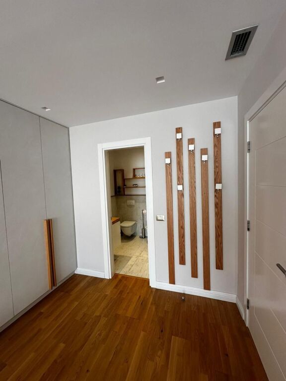 Apartament 3+1 me qira komuna e parisit  • 3 dhoma gjumi  • 2 tualete, 1 lavanderi  • Sallon + kuzhinë  • Ballkon  • 2 poste parkimi (-1)  Me sistem chiller, rekuperim ajri dhe grila të motorizuara. I mobiluar si në foto.  💰 150,000 lekë neto / muaj