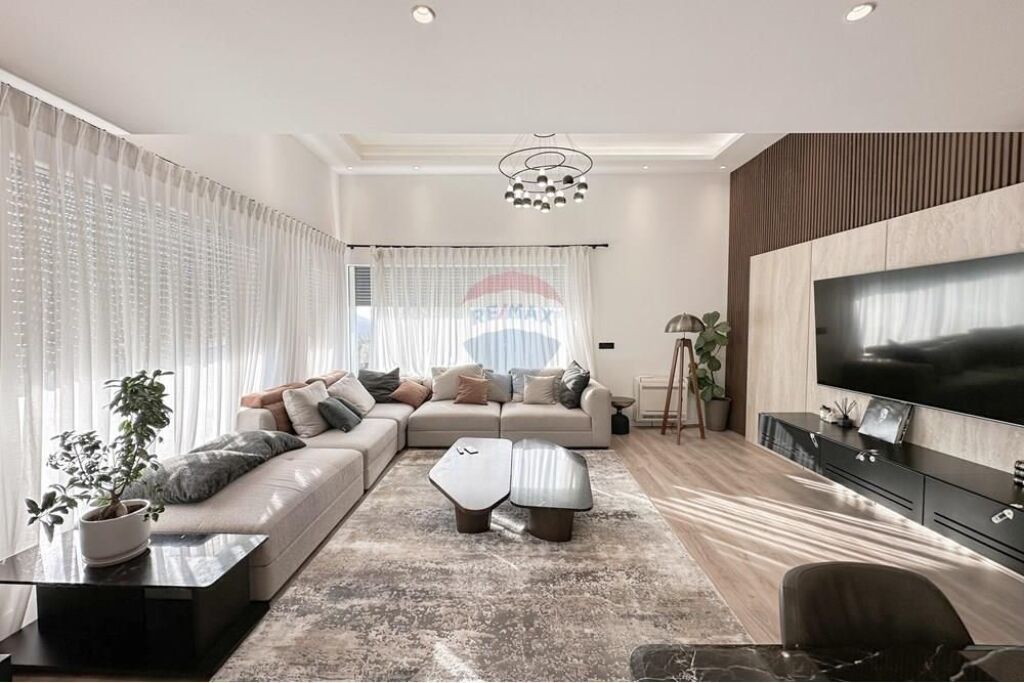 Luxury Villa for rent at Long Hill !
