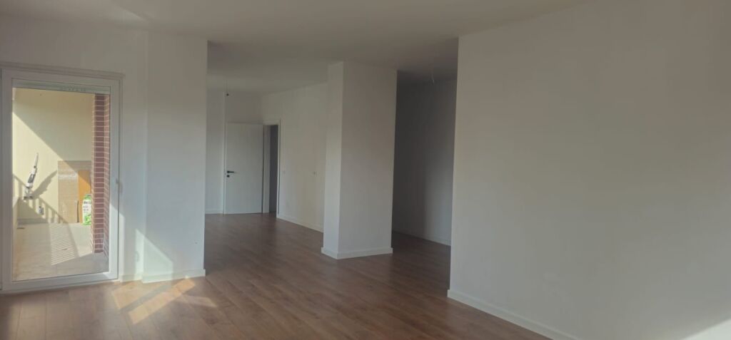 Apartament 3+1+2 per shitje, Pazari i Ri