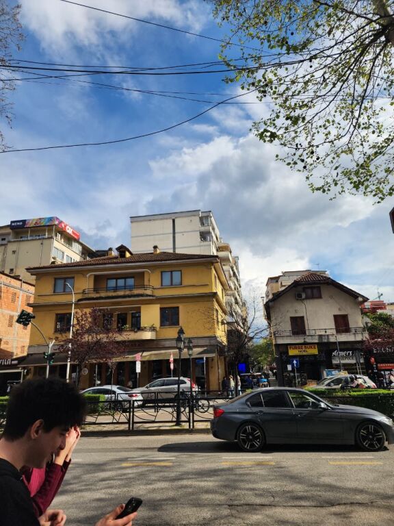 🤩Shitet: 2+1+2🚾 & Ballkon Gjigand 📍( M. Shyri - Mulliri Vjetër/Rr. Islam Alla) 400m nga Sheshi Skëndërbe 122m² Çmimi 278.000€ ✨