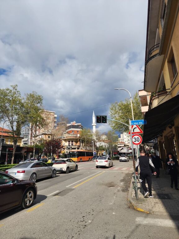 🤩Shitet: 2+1+2🚾 & Ballkon Gjigand 📍( M. Shyri - Mulliri Vjetër/Rr. Islam Alla) 400m nga Sheshi Skëndërbe 122m² Çmimi 278.000€ ✨