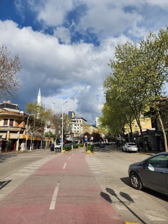 🤩Shitet: 2+1+2🚾 & Ballkon Gjigand 📍( M. Shyri - Mulliri Vjetër/Rr. Islam Alla) 400m nga Sheshi Skëndërbe 122m² Çmimi 278.000€ ✨