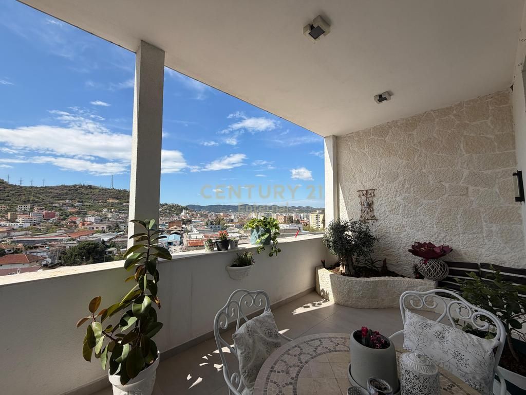 Appartamento 3+1 con parcheggio in vendita a Golden Park 3.