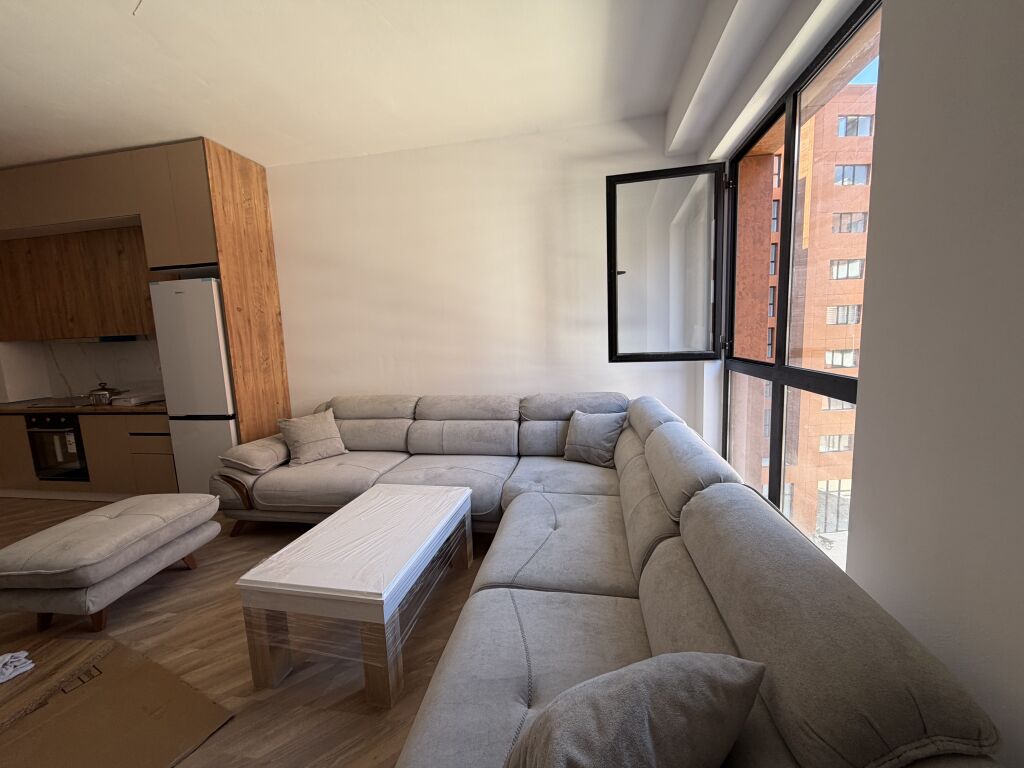 Jepet me qera apartament 2+1  + 🅿️📍 Astir, Kompleksi Urban Gate  ✔️ Kati 5✔️ Pallat me ashensor✔️ I mobiluar✔️ Ambient i bollshëm dhe i organizuar mirë✔️ Përfshihet vend parkimi  💰 Çmimi: 600 euro/muaj  📞 Për më shumë informacion ose vizitë, kontaktoni