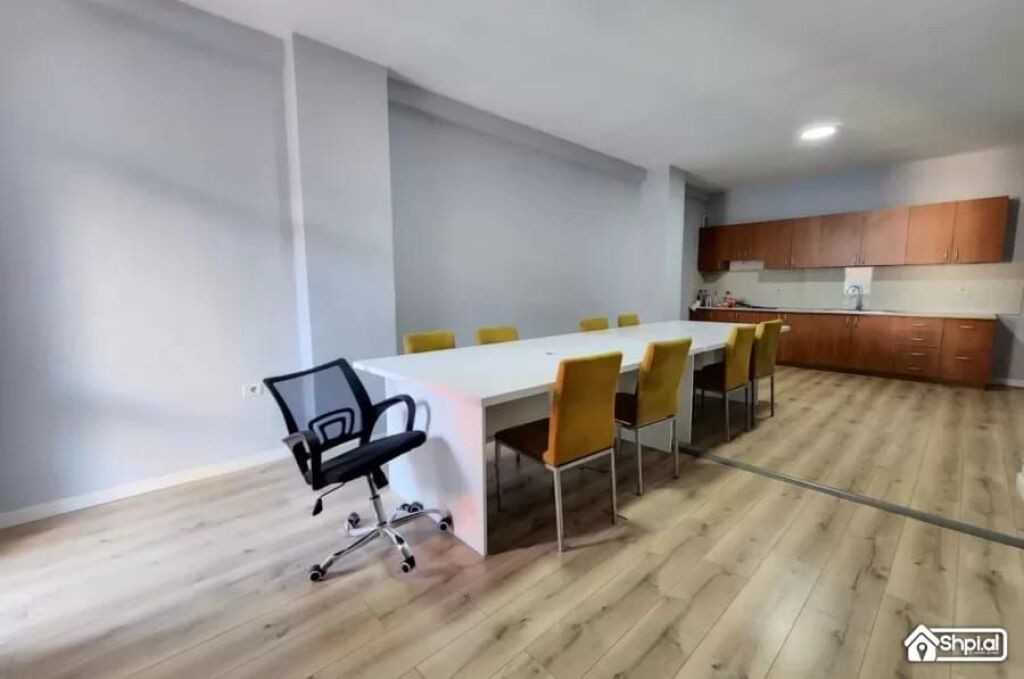 🤩Shitet: 2+1+2🚾 & Ballkon Gjigand 📍( M. Shyri - Mulliri Vjetër/Rr. Islam Alla) 400m nga Sheshi Skëndërbe 122m² Çmimi 278.000€ ✨
